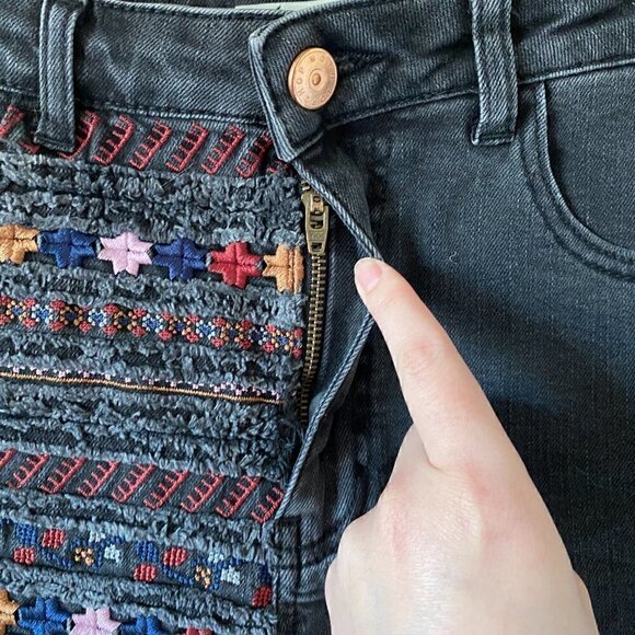 TopShop Moto Embroidered Raw Hem Black Jean Shorts - Picture 3 of 6